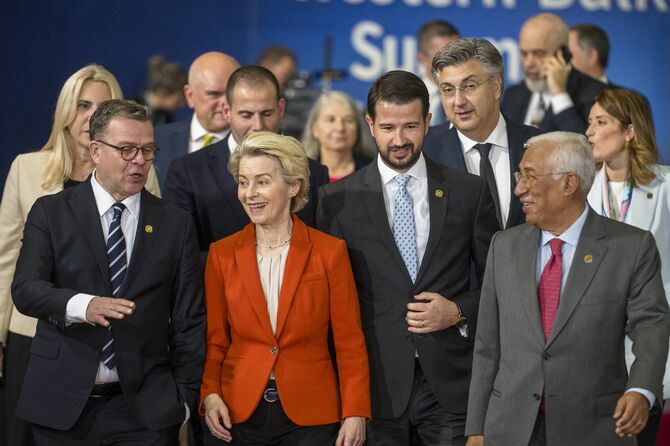 2024年12月18日、ベルギー・ブリュッセルにある欧州理事会本部で開催されたEU・西バルカン首脳会議に先立ち、フィンランドのオルポ首相（左）、欧州委員会のフォンデアライエン委員長（右）、モンテネグロのミラトビッチ大統領、コスタ欧州理事会議長（右）が集う