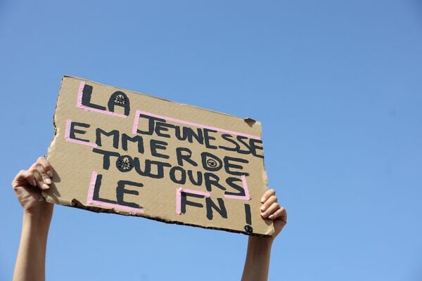 マクロン大統領の首相任命を非難するデモ参加者（写真：ロイター/アフロ）