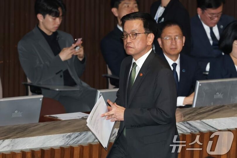 2025年5月1日、ソウルの国会で第1次補正予算案が通過した本会議を終え、会場を後にする韓国のチェ・サンモク(崔相穆)経済副首相兼企画財政相=当時(c)news1