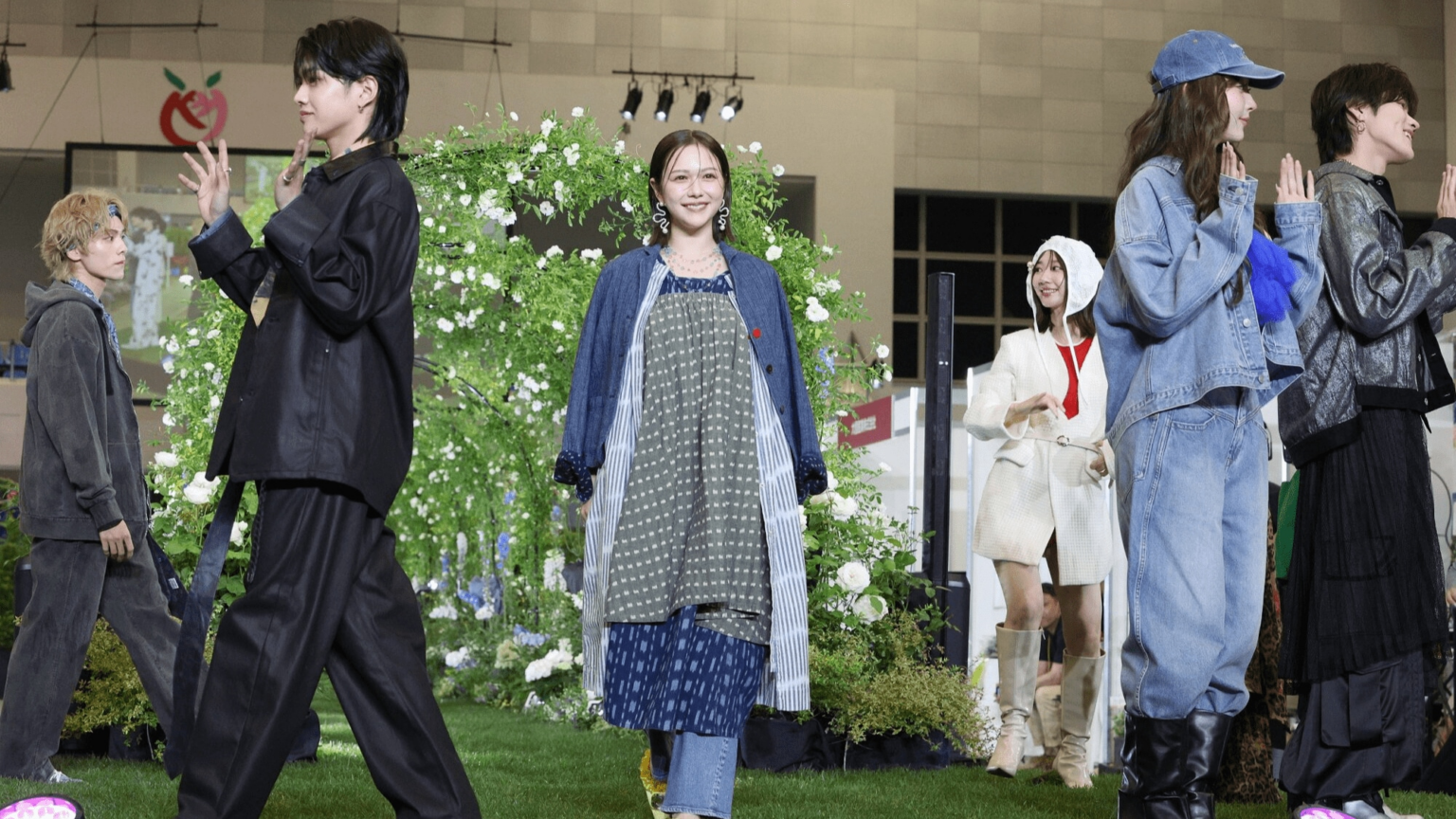 福山でTGCコラボショー　村重杏奈さんや柏木由紀さんたちがバラや特産デニムの衣装でポーズ - 中国新聞デジタル