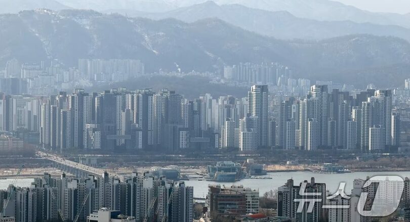 ソウル市中区の南山から見た瑞草区・江南区一帯のマンション群(c)news1