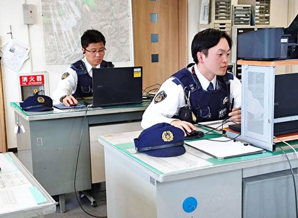 交番内は帽子脱いで勤務、青森県警が暑さ対策｜行政・政治,青森県｜青森ニュース｜Web東奥 - 東奥日報社