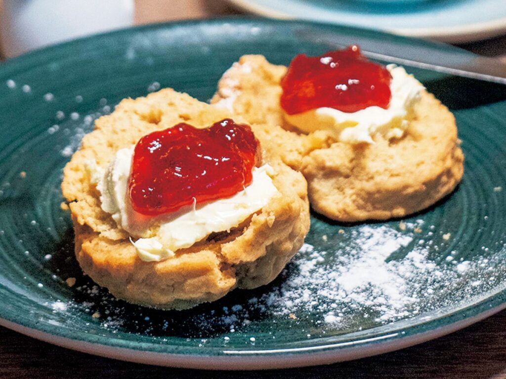 【英国“クリームティー”の世界】大聖堂近くのカフェの「ビッグサイズ」スコーン＜スコーンにクリームからのせるデヴォン流＞ | CREA Traveller