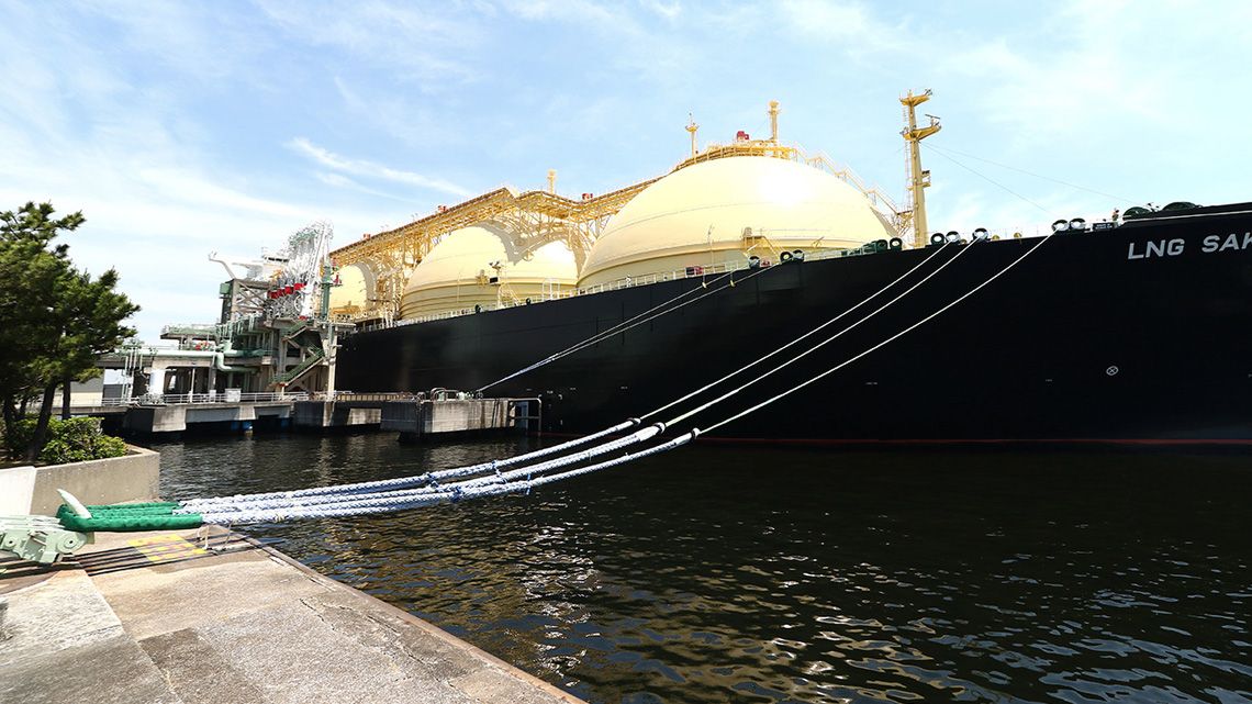 LNG基地に接岸したLNG船