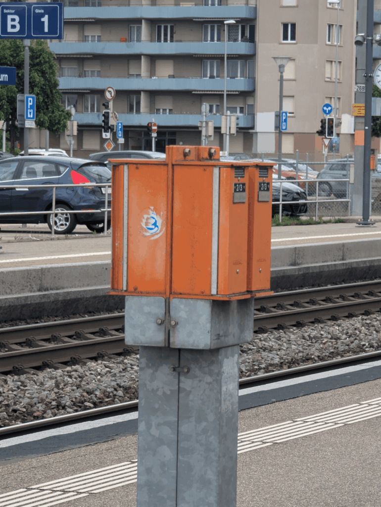 駅のこれらの小さなオレンジ色の箱は何ですか？