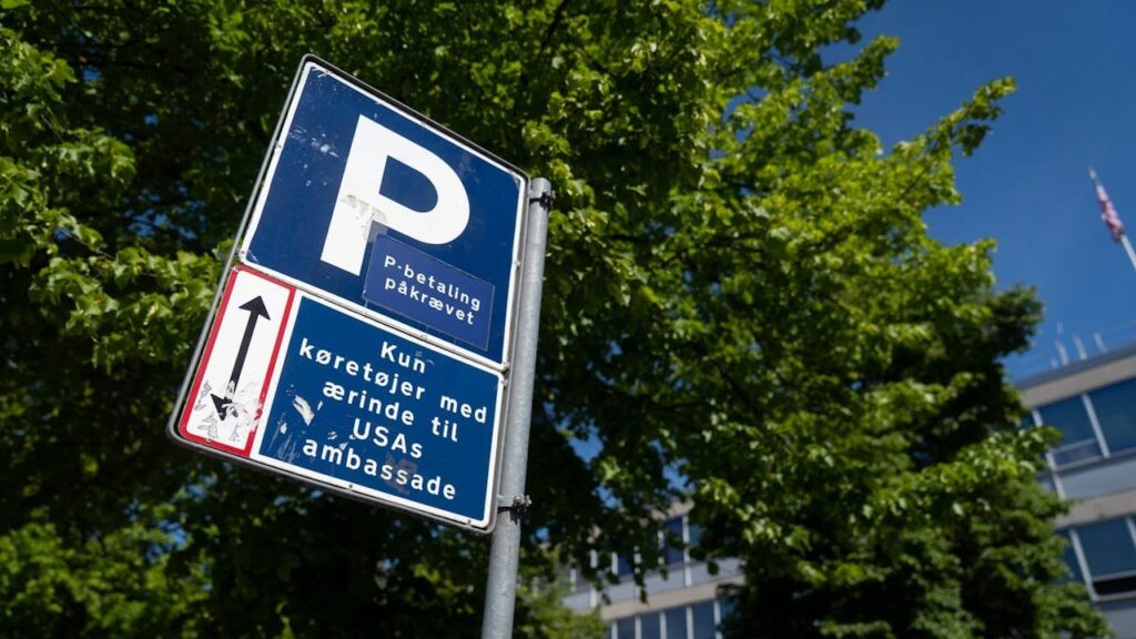 コペンハーゲンの「絶対に狂った」要件の後、Uターンの米国大使館 [Københavns Kommune må nemlig ikke fremme diversitet og inklusion, hvis kommunen vil modtage betaling for parkeringslicenserne.]