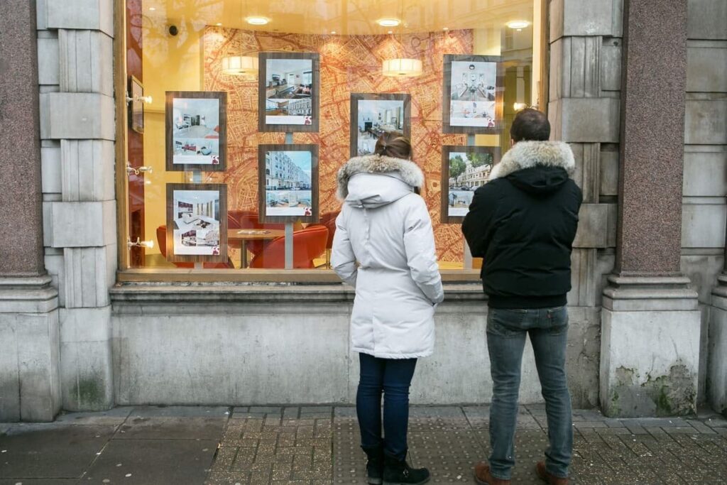 結婚前の住宅ローン：ロンドン市民の半数以上が結婚式の家の預金の貯蓄を優先します