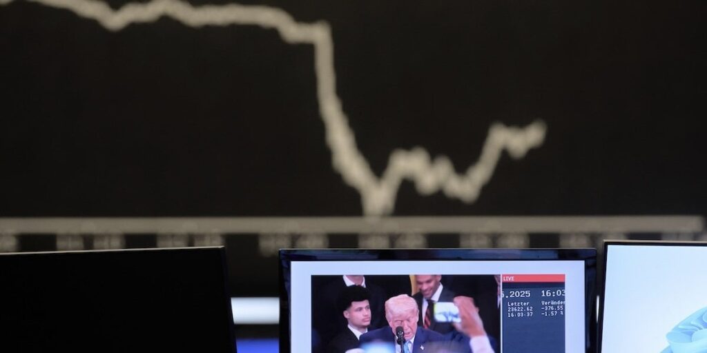 トランプは、ウルスラ・フォン・デル・レイエンとの電話の後、7月9日にヨーロッパの商品の義務を延期しました