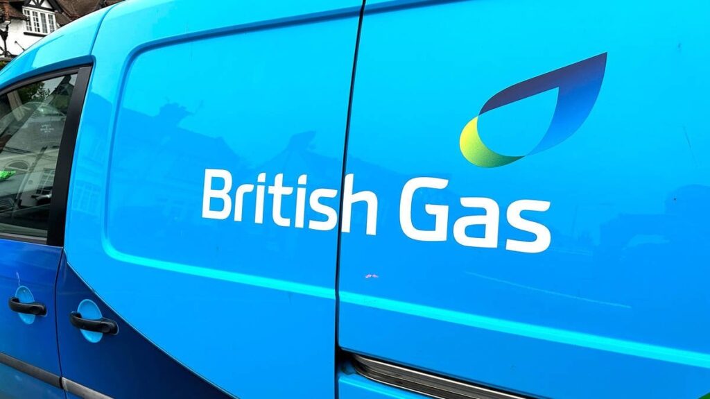 EonとBritish Gasの上級スタッフは、利益が急上昇したため、数百万人の賄briを受け入れたとして投獄されました
