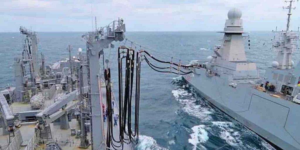 補給艦おうみ、東シナ海でイタリア海軍フリゲート「アントニオ・マルチェリア」と共同訓練 | フネコ - Funeco