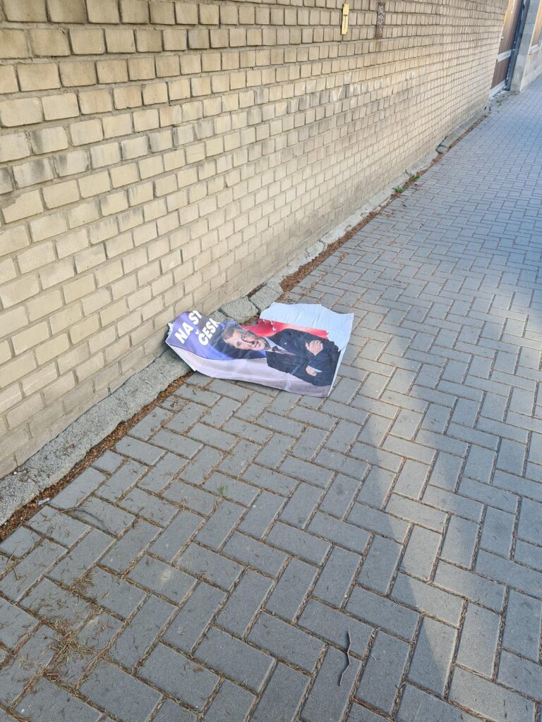誰かが腹を立てた笑
