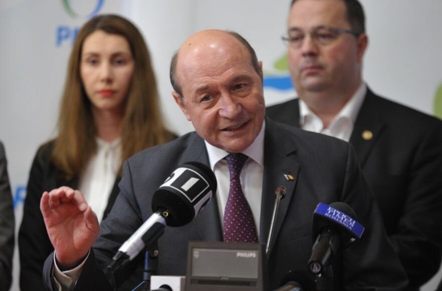Basescu "quarrel" diaspora：彼らは西に住んで、「家に住んでいるあなたは小さな父親に渡す」と言います。