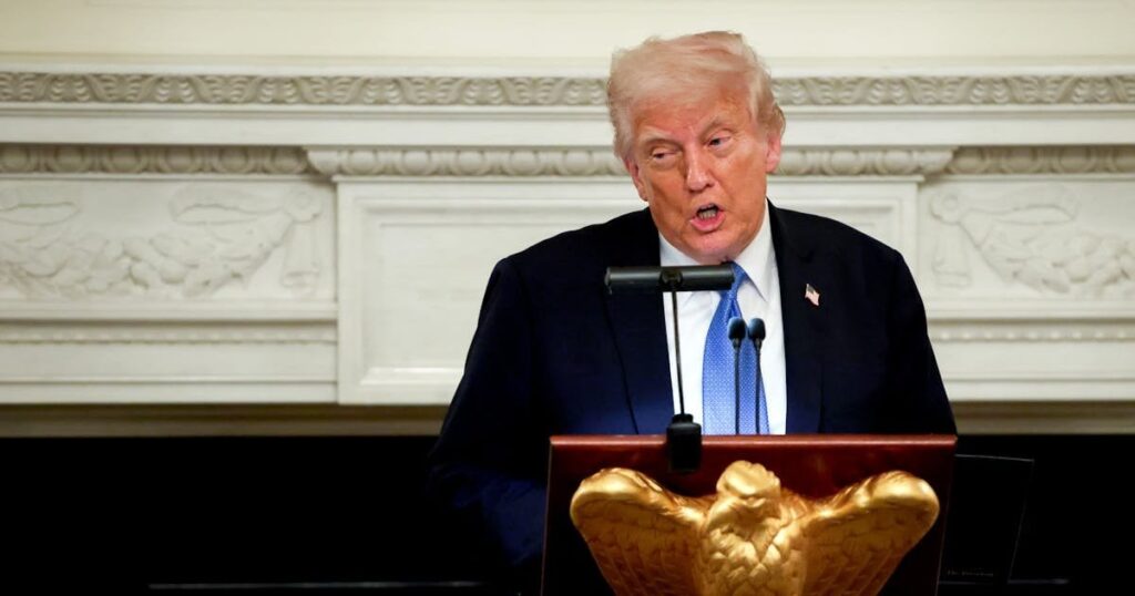 ケネディセンターディナーでのトランプスパイラル：「私はそれを彼らのお尻に押し上げます」