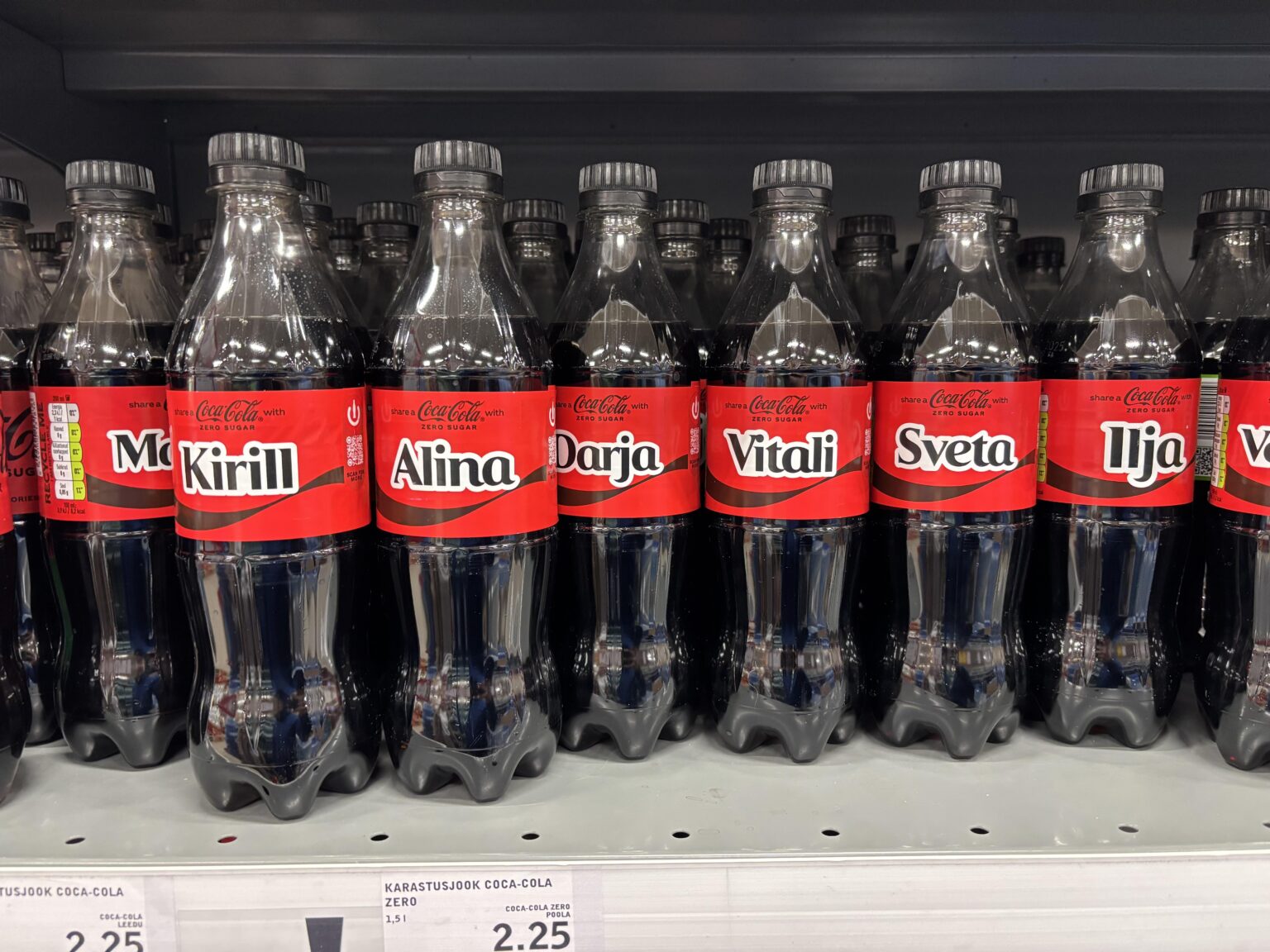 ロシアのすべての名前を持つセルバーコカコーラボトル