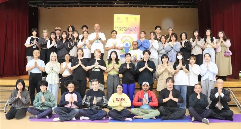 インド大使館による特別講義で本場のヨガを体験 | 埼玉大学