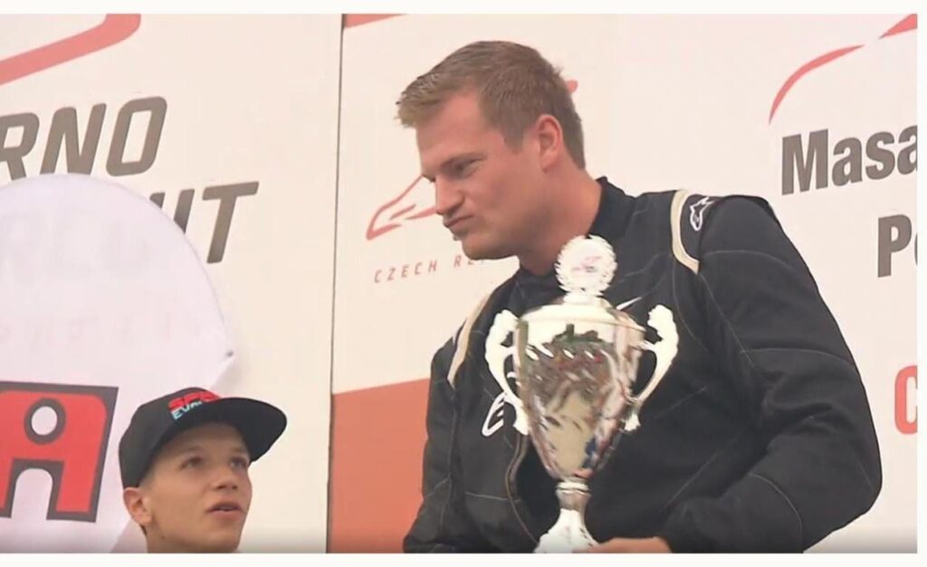 トゥルコレーシングキャリアの最大の勝利の1つからのスナップレット。 15歳のドミニカのジュニアサントスに対する勝利。勝利は彼のキャリアで合計12を獲得しましたが、複数の対戦相手で2人だけでした。