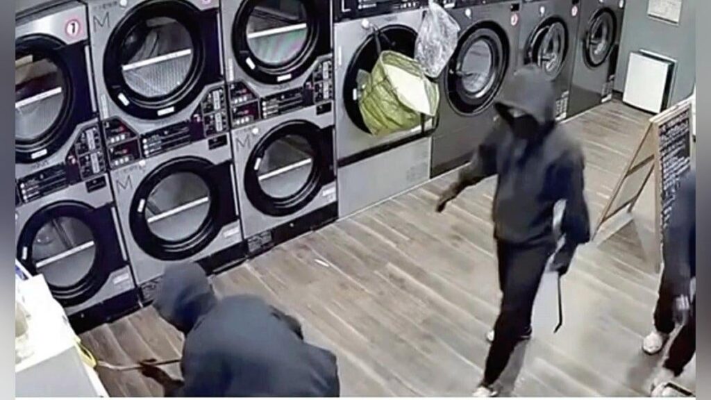全身黒ずくめの３人組、コインランドリーで機械壊し１０万円盗む…わずか３分の犯行が防犯カメラに 福島県いわき市