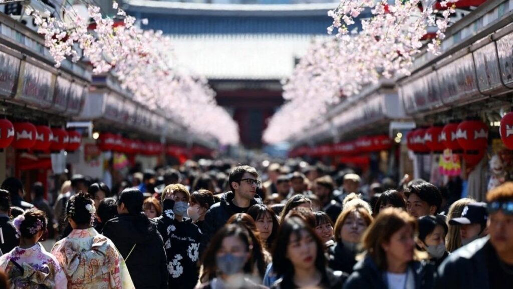 漫画が「予言」する大地震に不安増大、外国人客の訪日中止や延期相次ぐ