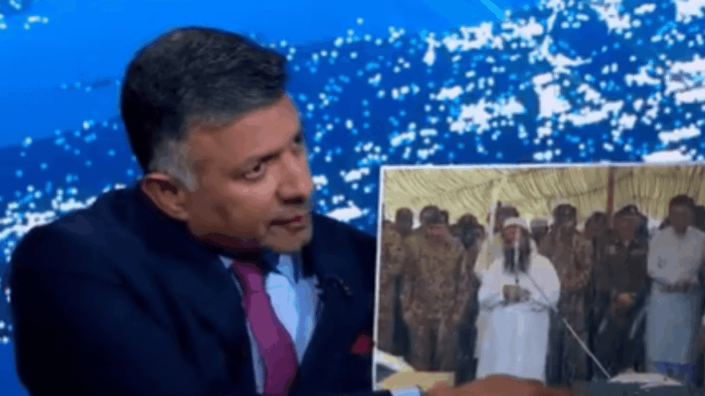 インドの英国の高等弁務官は、テロリストハフィズアブドゥルラウフの後ろに立っているパキスタン軍の写真を示しています