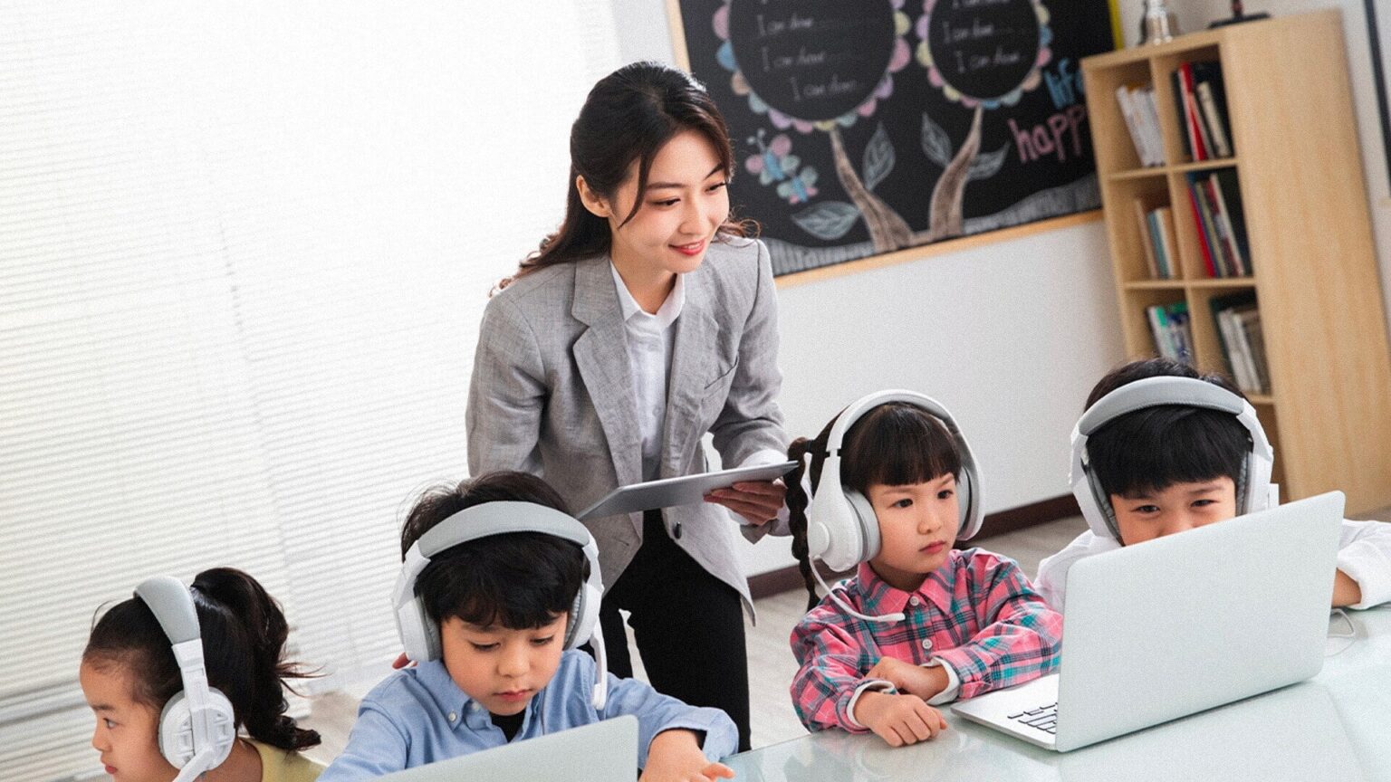 中国は6歳から学校に人工知能の時間を紹介していますが、学校の世界での新しい技術革命をどのように管理したいですか？