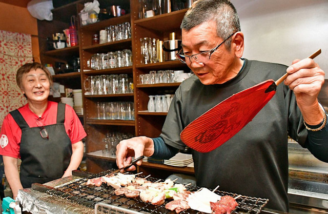 がん克服 焼き鳥店復活　「50周年まで妻と共に」／青森市