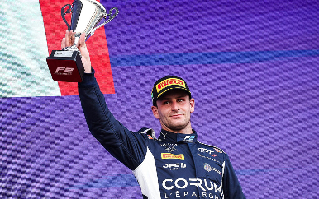 表彰台で3位トロフィーを掲げるビクター・マルタンス（ARTグランプリ）、2025年4月20日(日) FIA-F2選手権第3戦フィーチャーレース（ジェッダ市街地コース）