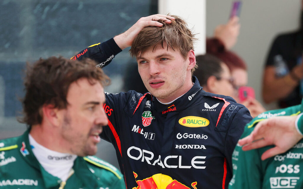 決勝後のパルクフェルメを歩く4位のマックス・フェルスタッペン（レッドブル・レーシング）とフェルナンド・アロンソ（アストンマーチン）、2025年5月4日(日) F1マイアミGP（マイアミ・インターナショナル・オートドローム）