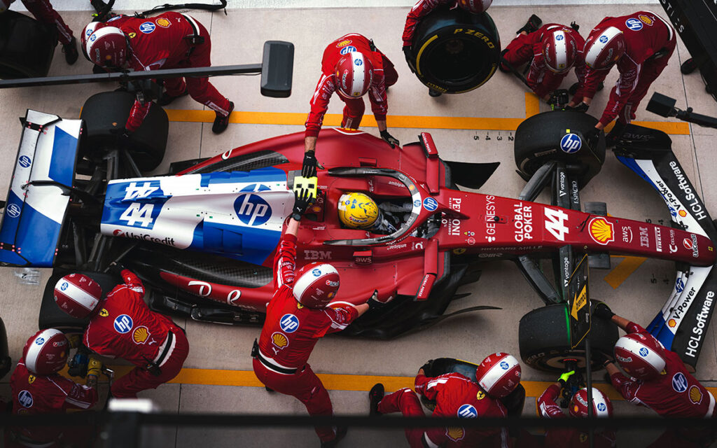 ピットストップを行うルイス・ハミルトン（フェラーリ）とピットクルー、2025年5月4日(日) F1マイアミGP決勝（マイアミ・インターナショナル・オートドローム）