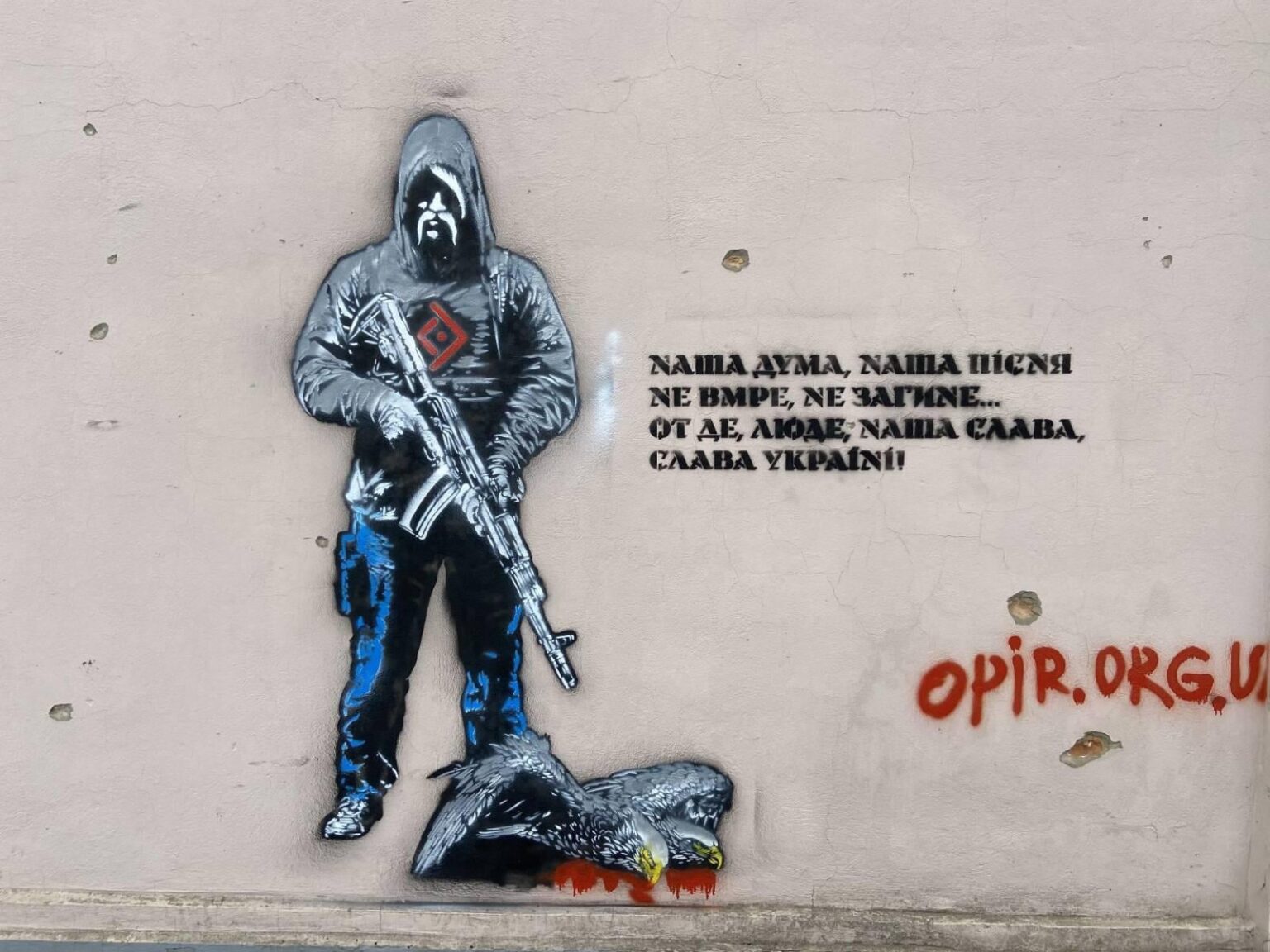 ウクライナの戦士と殺害されたロシアの二重頭のワシを描いた壁画。最前線から5 kmのザポリジア地域の戦争で荒廃したオリキフで、ウクライナの芸術家は、抵抗、回復力の象徴としてロシアによって破壊された建物の壁に強力な壁画を作り出します。アーティストYermolenko、Titov、Bryliov