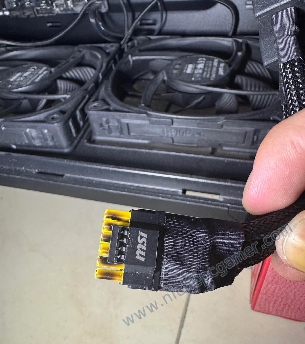 GeForce RTX 5090環境で16ピン(12V-2x6)変換ケーブルが焼損・融解