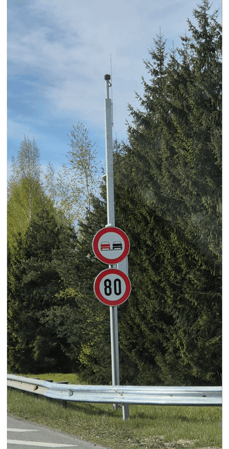 先月に設置された道路上のこれらの新しいカメラは何ですか？