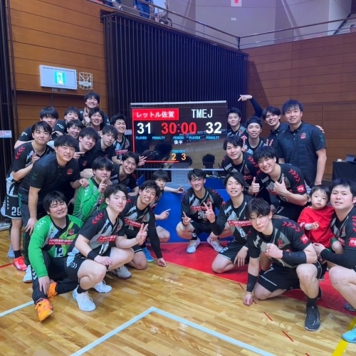 写真2024-25日本男子ハンドボールリーグH組24ラウンドでレッドトルネードを破ったレガロッソ宮城選手たち、写真出典=レガロッソ宮城
