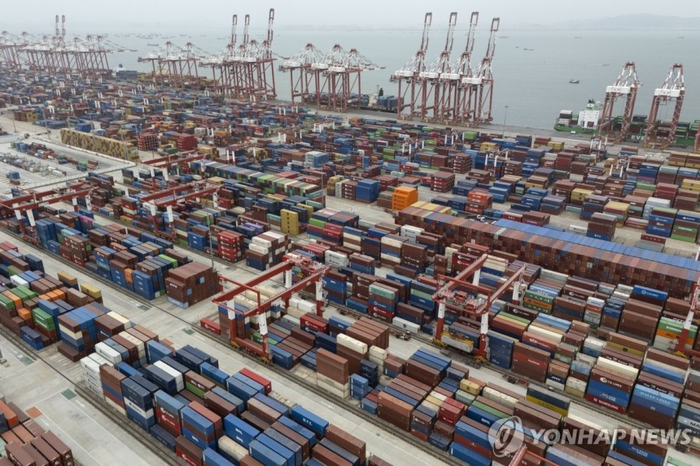 中国広州港で船積みを待つコンテナたち。 [連合ニュース]
