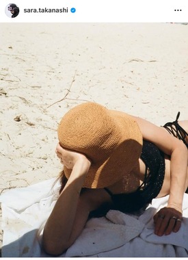 SNSに投稿された水着姿の写真（高梨のインスタグラムより）