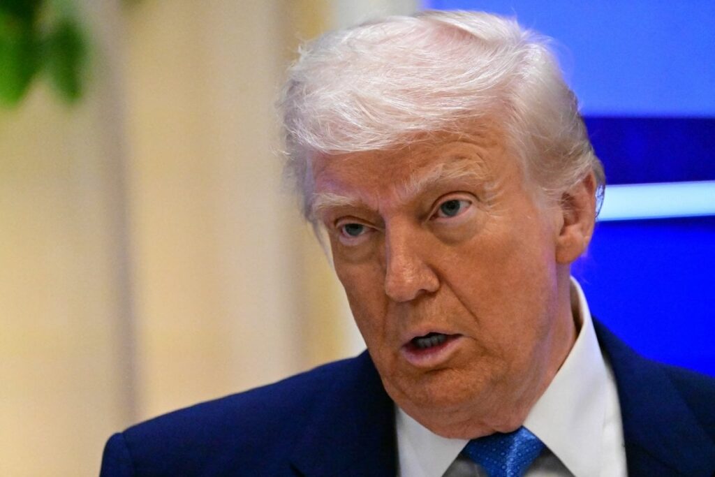 米人気歌手に敵意むき出し トランプ氏、ついでに隠しきれない頭皮もむき出し