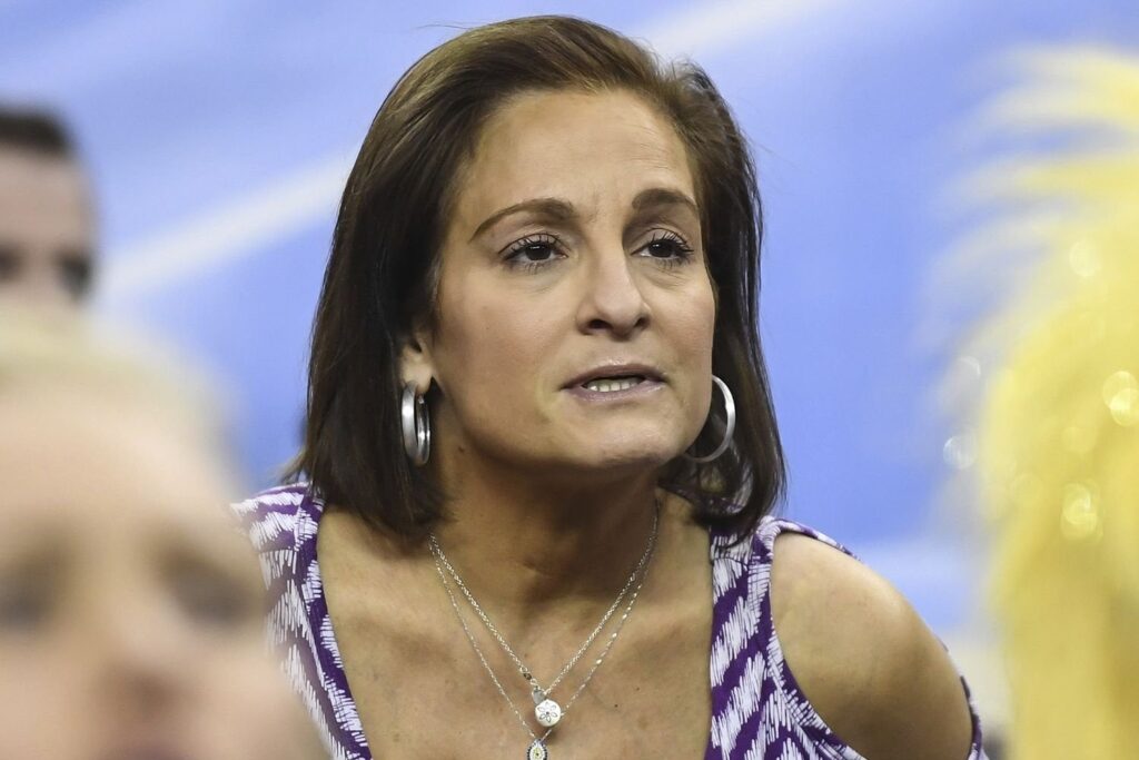 メアリー・ルー・レットンは助手席にワインのボトルを持っていて、DUIの逮捕中に彼女の言葉を覆い隠していました：報告