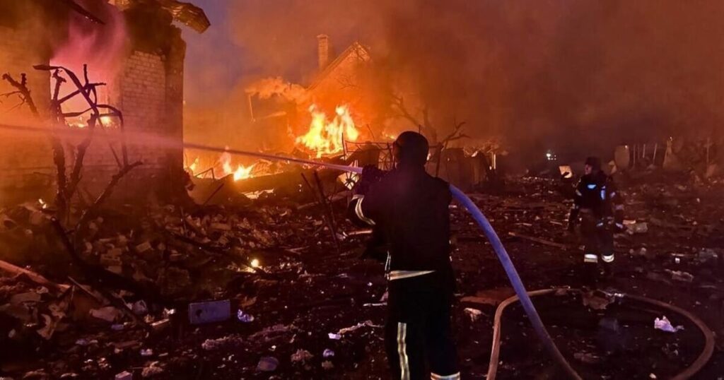 プーチンの軍隊が子供と観光客を撃つようにスクランブル