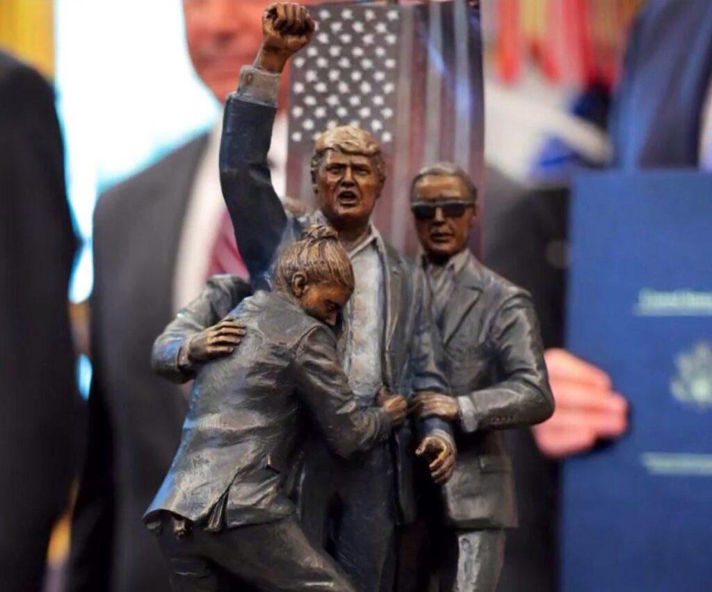 トランプ、自身が暗殺を生き延びた瞬間のチョーカッケーフィギュアを大統領執務室に設置