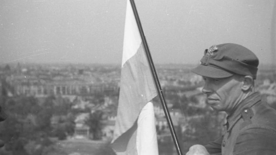80年前のこの日、ポーランドの兵士のグループが私たちの国旗を台無しにしたベルリンの都市に置きました。写真の男、cpt。アントーニ・ジャブ・ムスキはこれらの兵士の最後の一人であり、97歳で2015年に亡くなりました。