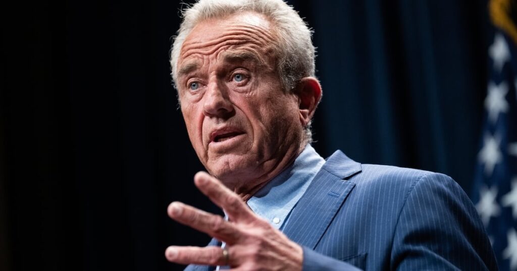 RFK Jr.のFDAは、Covidワクチンの使用を厳しく制限しています。ワクチンは、親relativeまたは友人を保護するためにそれを必要とする可能性のある人々を存在させる、Covidのリスクが高い人のみが利用できます。