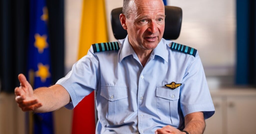 エクスクルーシブ。 「政府は危機を発表しなければならない」：陸軍のボスフレデリックヴァンシーナが政治家に緊急の呼びかけをしている