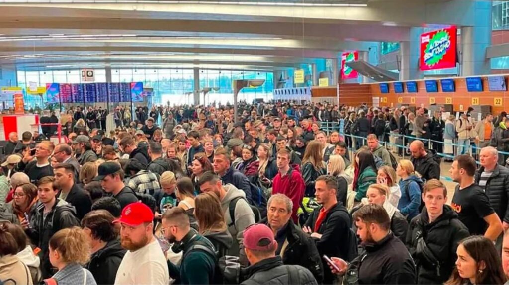 ドローン攻撃のためにロシアの空港で60,000人以上の乗客が立ち往生しました
