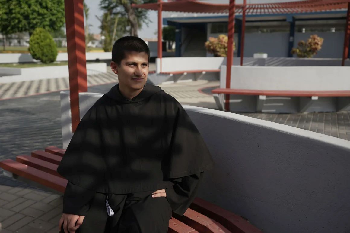 黒い修道服に身を包んだ修道士ピペことルイス・フェルナンド・オブリタス神父/David von Blohn/CNN