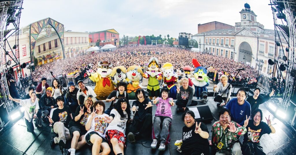 ヤバイTシャツ屋さん 2日間で約1万6000人が人気テーマパーク「志摩スペイン村」を貸切に！？ 1日目は岡崎体育や10-FEETら豪華ゲストが出演する自身初主催となる野外フェス！ 2日目は”ヤバT”渾身の野外ワンマンライブ！パークの全キャラクターたちもステージに集結し、夢の共演が実現！ - 日刊エンタメクリップ