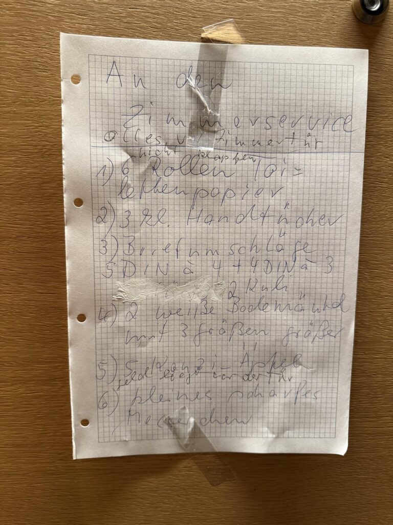 私の隣の部屋で何が起こっていますか？