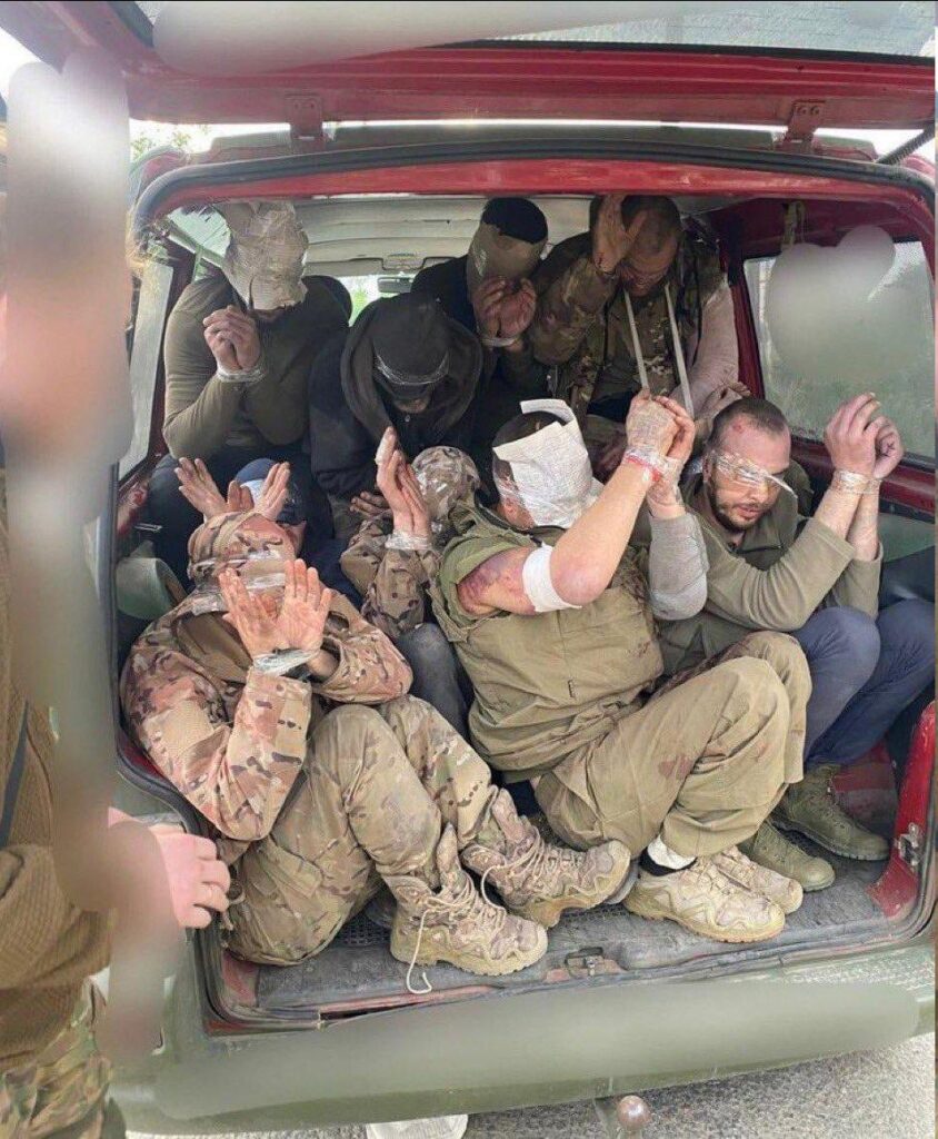 ロシア軍は、スミー地域で大規模な攻撃を開始しました。彼らにとってはあまりうまくいきませんでした - 伝えられるところによると、これらは捕らえられたロシアの兵士の一部です。他の人はおそらくそれほど幸運ではなかった。 2025年5月16日
