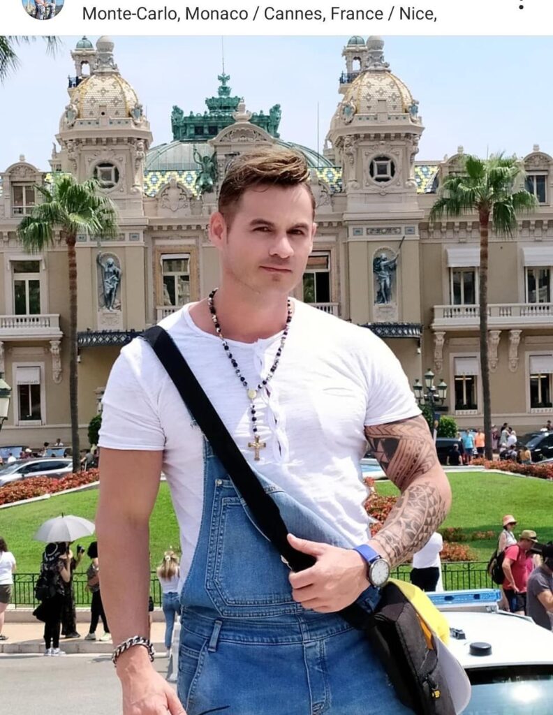 モナコは、フランスと地中海の間の西ヨーロッパ、フランスのリビエラにある小さな主権国であることを知っていました。それは（バチカンの後）世界で2番目に小さい国であり、わずか2km²の面積があります。