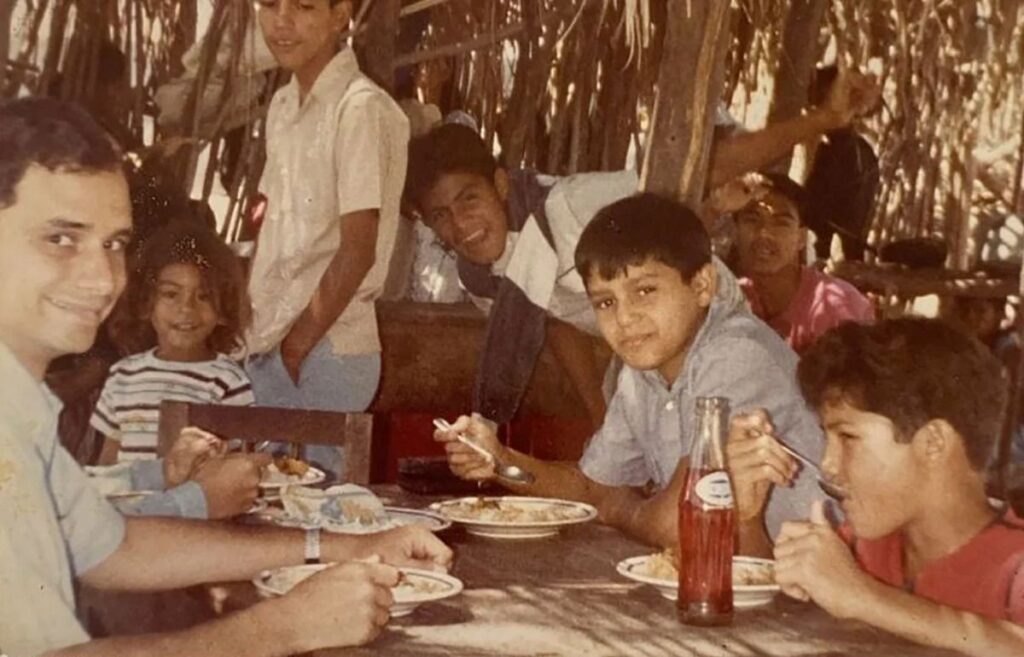 「アミーゴ！　私たちの教皇」　ペルーで親しまれた米国出身の司教、レオ１４世就任に沸く「地元」 - CNN.co.jp