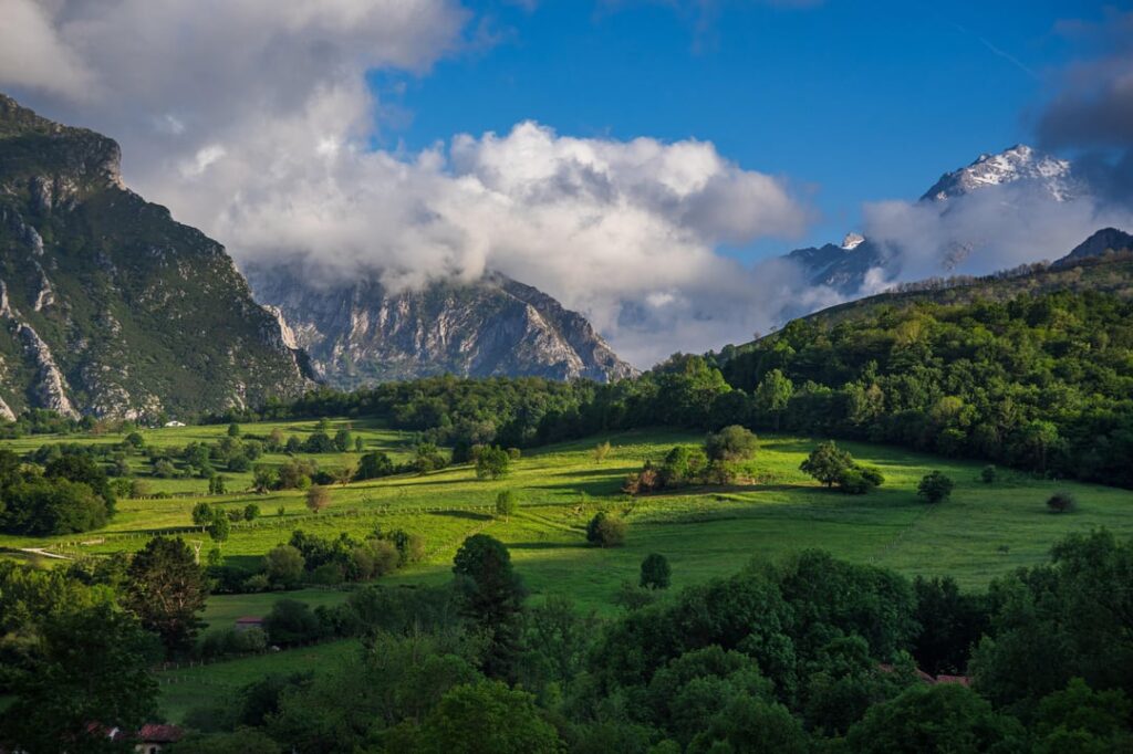 ここのポルトガルの写真家。 Picos da Europaを訪れたばかりで、この素晴らしい場所の写真をいくつか共有したかったのです。
