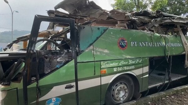 インドネシア・スマトラ島で長距離バス横転 下り坂で制御失い子ども2人含む12人死亡